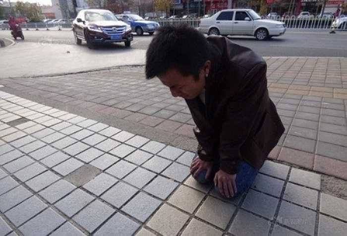 Tháng 11/2014, ở thành phố Đông Doanh, tỉnh Sơn Đông (Trung Quốc), một chàng trai quỳ gối suốt hơn một tháng trên phố để mong người yêu tha thứ.