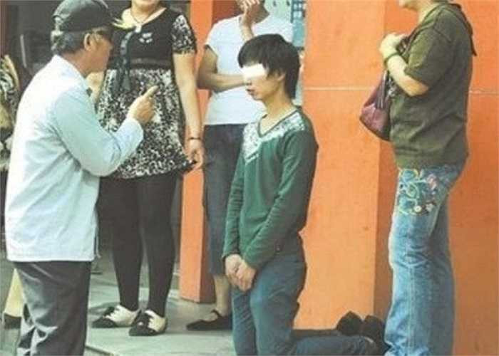 Sáng 9/10/2013, cũng tại Trung Quốc, một chàng trai trẻ quỳ gối ở giao lộ trong sự ngỡ ngàng của rất nhiều người đi đường. Dù nhiều người khuyên nhủ nhưng chàng trai vẫn quỳ ở đó hai giờ đồng hồ với hy vọng người trong mộng nhìn thấy mình.