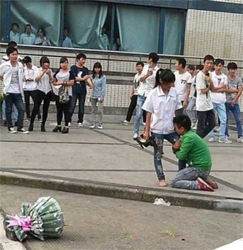 Hồi tháng 9 năm nay, tại cổng ra vào một công ty ở Thượng Hải, Trung Quốc, một anh chàng không ngần ngại quỳ xuống ôm chân bạn gái mà khóc lóc thảm thiết giữa đám đông. Cô gái chẳng những không cảm động mà còn thấy rất xấu hổ và khó xử, cố đẩy chàng trai ra xa.