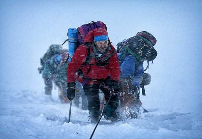 Everest (18/9): Tác phẩm 3D kể lại sự kiện thảm họa có thật hồi năm 1996 trên “nóc nhà thế giới”, cướp đi sinh mạng của tổng cộng tám người leo núi và do đạo diễn Baltasar Kormákur người Iceland thực hiện. Everest có sự tham gia của rất nhiều ngôi sao như Jake Gyllenhhal, Jason Clarke, Robin Wright, Josh Brolin, Keira Knightley và Sam Worthington.