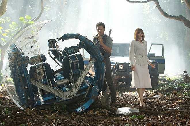 Jurassic World (12/6): Thế giới kỷ Jura là phần thứ tư trong loạt phim Công viên khủng long huyền thoại, cũng là tập phim mới nhất từ thương hiệu này sau 14 năm. Với Jurassic World, khán giả sẽ được gặp loài khủng long đột biến gien do chính loài người phát triển và những hiểm họa mà chúng đem lại