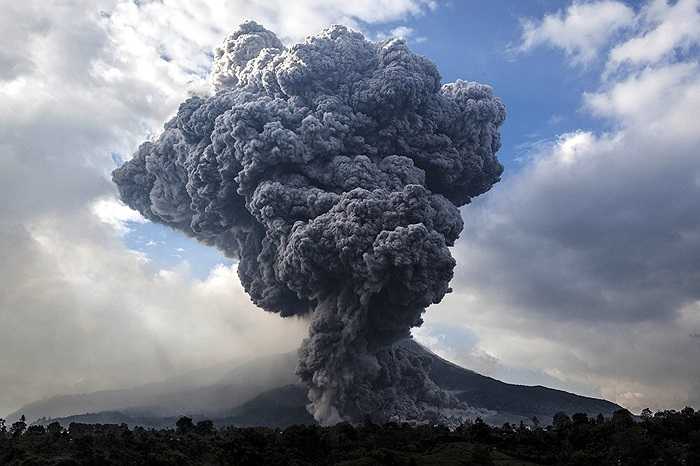 Cột tro bụi khổng lồ sinh ra từ miệng núi lửa Sinabung trên đảo Sumatra, Indonesia