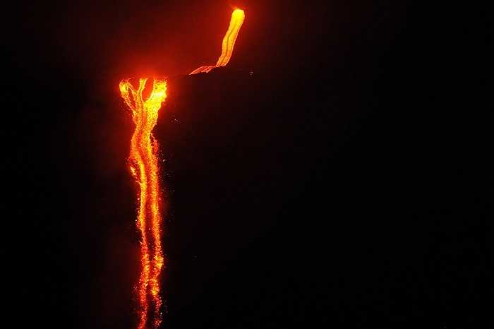 Dòng dung nham sinh ra từ núi lửa Stromboli ở Italia