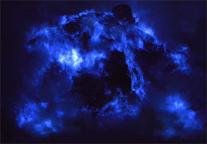 Ngọn lửa xanh kỳ ảo sinh ra trong vụ phun trào của núi lửa trên đảo Java, Indonesia