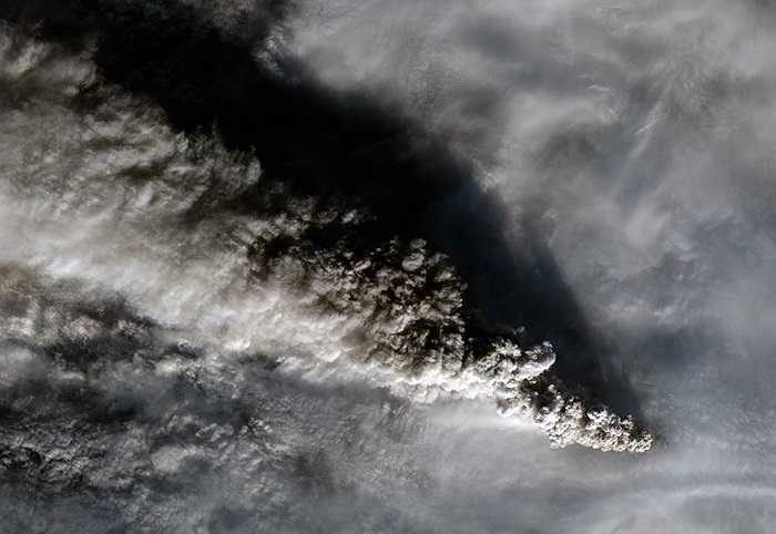 Khói bụi từ núi lửa trên đảo Alaska