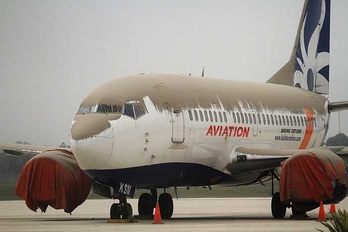 Chiếc máy bay phủ đầy tro bụi khi núi lửa trên đảo Java, Indonesia phun trào