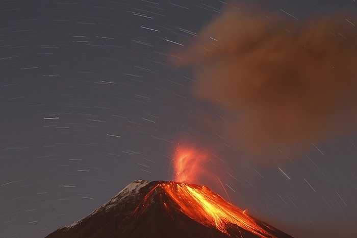Núi lửa phun ở Banos, Ecuador