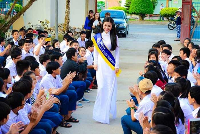 Sáng 15/12 tại TP Vĩnh Long, Á hậu Diễm Trang xuất hiện tại buổi chào cờ đầu tuần của trường THPT chuyên Nguyễn Bỉnh Khiêm.