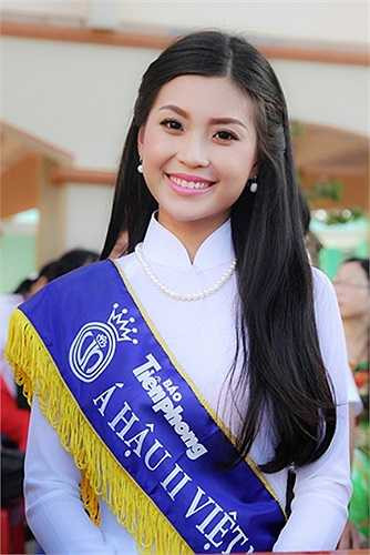 Đây là ngôi trường Á hậu từng theo học suốt ba năm phổ thông. Người đẹp là cựu học sinh lớp chuyên Anh, niên khóa 2006-2009.