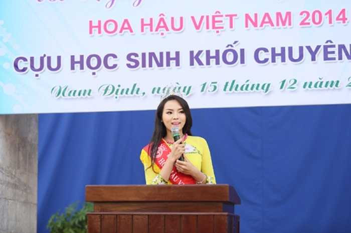 Dù sau khi đăng quang, lịch trình vô cùng bận rộn nhưng Hoa hậu Nguyễn Cao Kỳ Duyên vẫn cố gắng sắp xếp về thăm những nơi cô đã từng theo học thời cắp sách tới trường để tri ân những người đã dạy dỗ cô nên người.