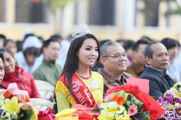 Tân Hoa hậu Việt Nam 2014 rạng rỡ trong tà áo dài truyền thống.