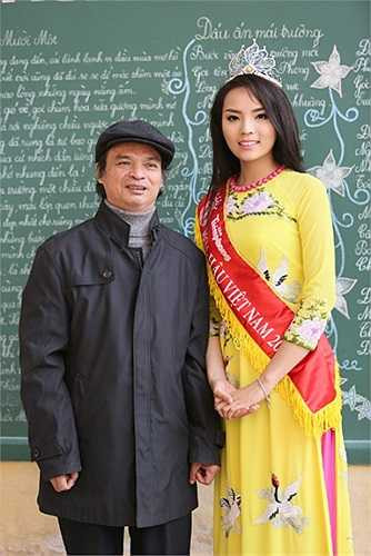 Tân Hoa hậu chụp ảnh lưu niệm cùng các thầy cô giáo cũ, những người đã dìu dắt cô trong suốt khoảng thời gian cấp 3.