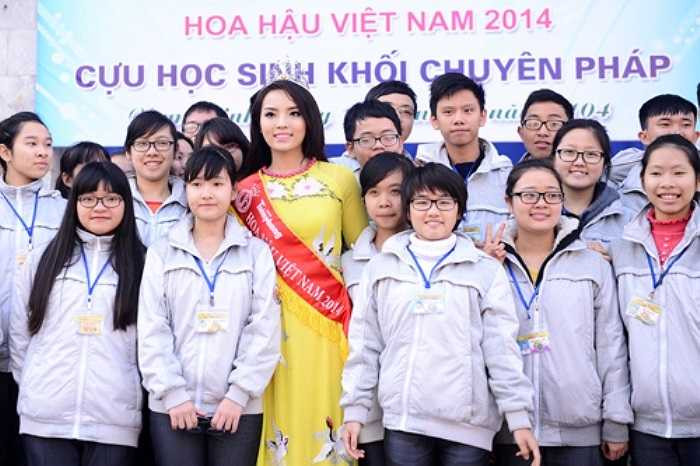 Không chỉ nói lời cảm ơn tới công ơn dưỡng dục của các thầy cô giáo, Kỳ Duyên còn trích một phần tiền thưởng của mình để tặng cho các bạn học sinh có hoàn cảnh khó khăn của trường.