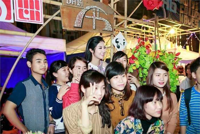 Không chỉ tham dự với vai trò khách mời, Ngọc Hân còn mang về trường bộ sưu tầm áo dài 'Trái tim hồng' do chính cô thiết.