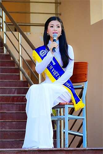 Bên cạnh việc về thăm trường và thầy cô, Diễm Trang còn có phần giao lưu và chia sẻ kinh nghiệm học tập cho các em học sinh.