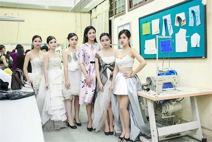 Bộ trang phục ấn tượng do chính Hoa hậu Ngọc Hân thiết kế.