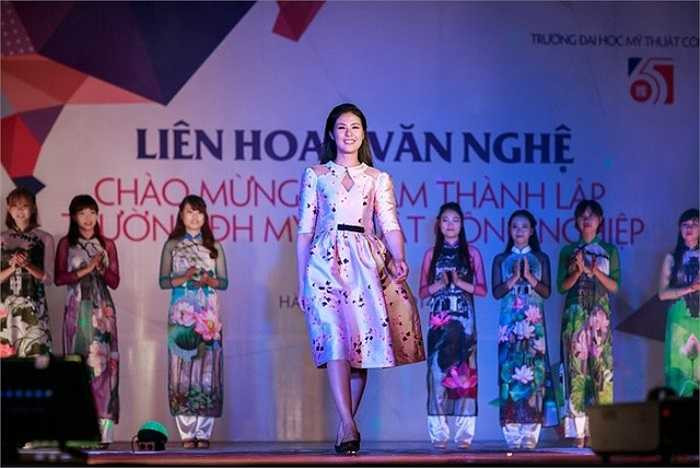 Trong những sáng tạo này, Hoa hậu Việt Nam 2010 sử dụng hình ảnh về Hà Nội và hoa sen .