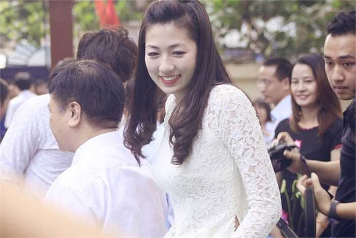 Mang tâm trạng háo hức khi trở về ngôi trường cũ trong ngày khai giảng đầu năm, Dương Tú Anh không giấu được niềm vui trên gương mặt.