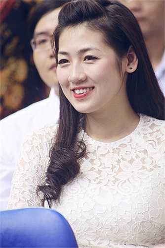 Á hậu Tú Anh mặt tại sân trường PTTH Kim Liên, Hà Nội từ 7h sáng.