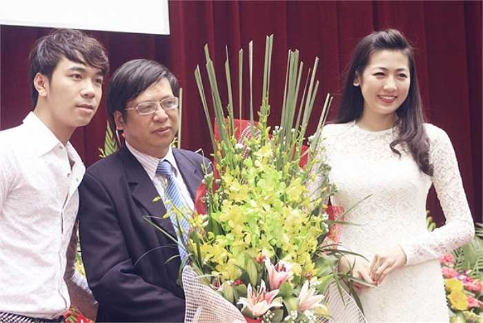 Á hậu Dương Tú Anh gửi bó hoa tới ban giám hiệu và các thầy cô giáo của trường