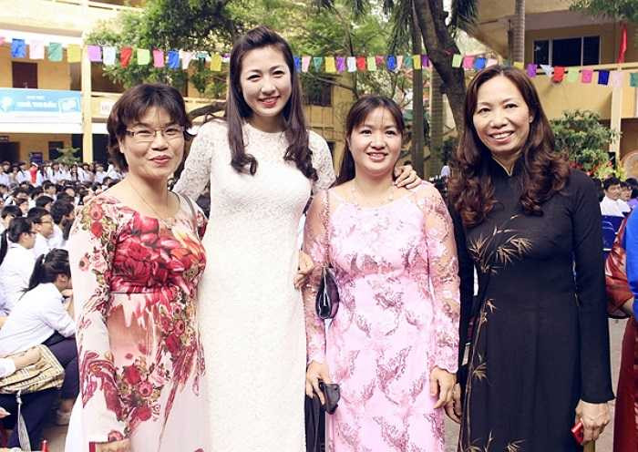 Diện chiếc áo dài ren trắng, gương mặt trang điểm nhẹ, Á hậu thu hút sự chú ý của hàng trăm học sinh.