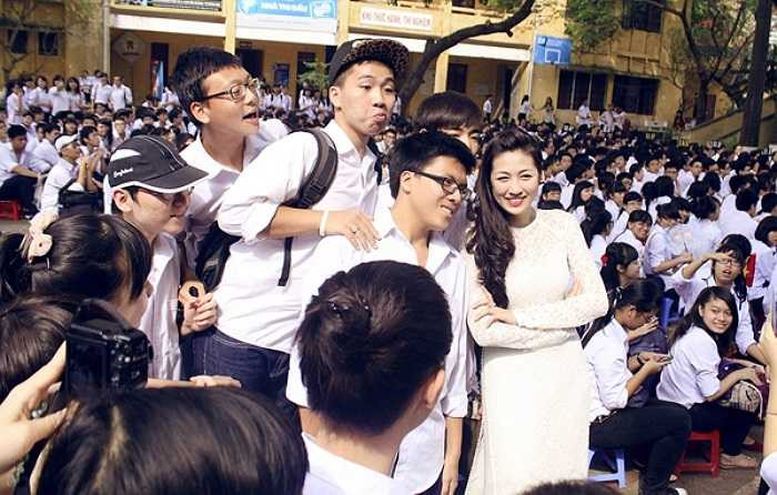 Trước khi tạm biệt ngôi trường cũ, Dương Tú Anh còn nhí nhảnh chụp ảnh với các cô cậu học trò.