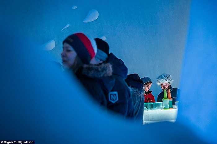 Những du khách tham gia lễ kỷ niệm 25 năm ra đời khách sạn băng