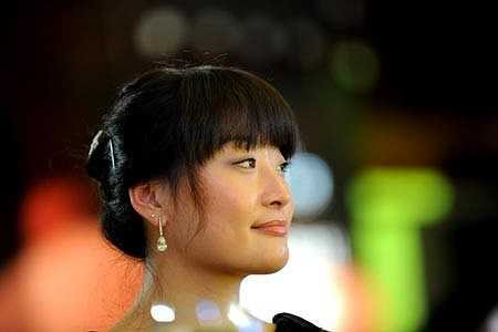 Kelly Zong không phải là thiên kim tiểu thư sành điệu hay xinh đẹp nhưng cô lại rất giỏi và có trái tim nhân hậu.