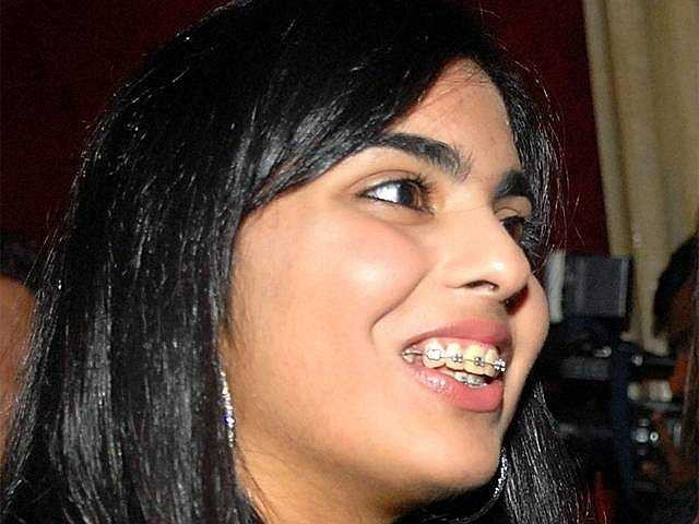 Theo tạp chí Forbes, Isha Ambani là con gái duy nhất của tỷ phú giàu nhất Ấn Độ - Mukesh Ambani, Chủ tịch và CEO của Tập đoàn công nghiệp Reliance Industries Limited (Ấn Độ). Cô đang nỗ lực theo đuổi bằng tâm lý học và Đông Nam Á học tại Đại học danh tiếng Yale (Mỹ). Cô là một trong những ái nữ giàu có bậc nhất hành tinh nhưng cả nhan sắc lẫn gu ăn mặc không có gì quá nổi bật.