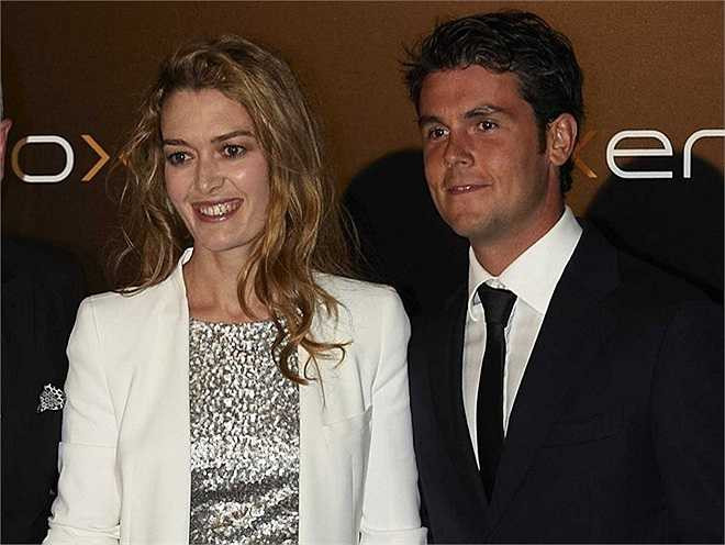 Theo Businessinsider, Marta Ortega-Perez là con gái tỷ phú Amancio Ortega – ông chủ thương hiệu thời trang Zara.Tuy có nhan sắc không quá nổi bật nhưng cô là tiểu thư có thực tài. Nhiều thông tin cho rằng, ông Amancio Ortega đang chuẩn bị để ái nữ Marta thừa kế toàn bộ sản nghiệp trong thời gian tới. Để xứng đáng với vị trí đó, cô phải bắt đầu từ những công việc nhỏ nhặt nhất như sắp xếp hàng hóa trong kho đến chăm sóc khách hàng, ngay cả khi cha cô đứng thứ 4 trong danh sách tỷ phú thế giới của