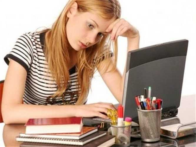 Ngồi nhiều: Nếu bạn làm việc văn phòng thì nhiều khả năng bạn phải ngồi lì phần lớn thời gian trong ngày trên chiếc ghế. Điều này làm chậm quá trình trao đổi chất, khiến cơ thể bạn hấp thu chất dinh dưỡng có lợi cho hệ miễn dịch chậm hơn bình thường.