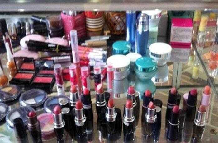 Chọn sai sản phẩm làm đẹp: Nhiều loại mỹ phẩm không chỉ tác động lên da bạn mà còn ảnh hưởng đến toàn bộ cơ thể bạn. Một số mỹ phẩm chứa thành phần nhân tạo và có thể độc hại, chẳng hạn như sodium lauryl. Khi hệ miễn dịch không quen đánh bại những thành phần này, những tác nhân xấu có thể len sâu vào hệ thống phòng thủ bên trong cơ thể.