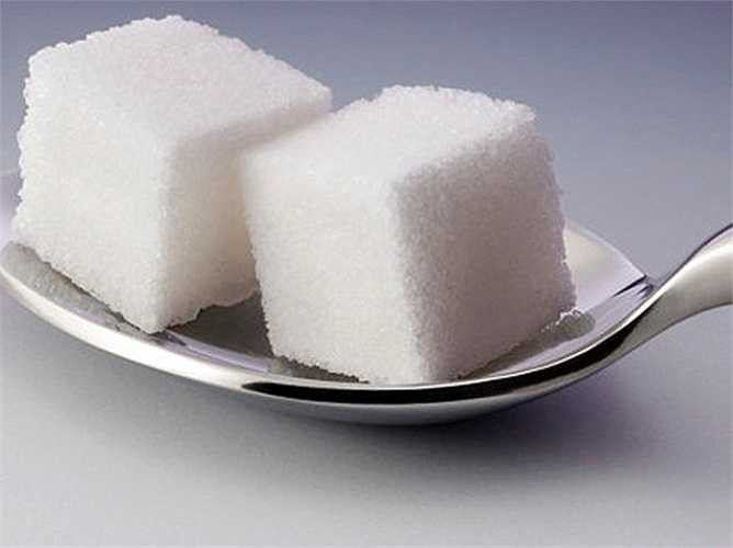 Ăn nhiều đường không chỉ khiến bạn dễ tăng cân mà còn làm giảm khả năng tiêu diệt vi khuẩn. Kết quả nghiên cứu đăng trên American Journal of Clinical Nutrition chứng minh rằng, ăn 100 g đường cản trở đáng kể năng lực chống vi khuẩn của bạch cầu trong suốt 5 giờ sau đó.