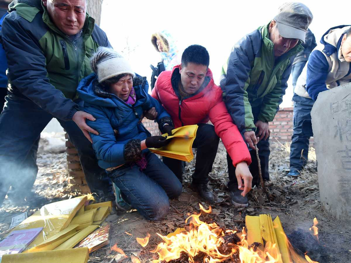 Cha mẹ của Huugjilt khóc bên mộ con