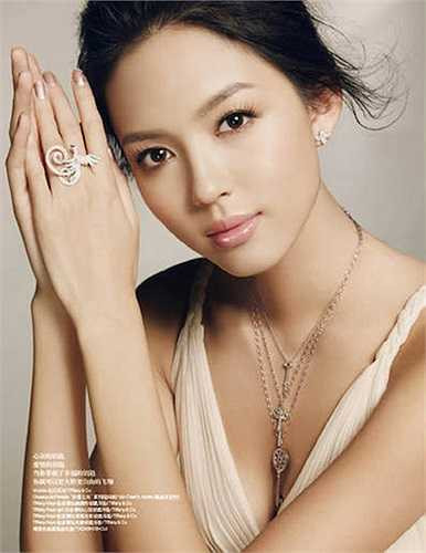 Với gương mặt Á Đông đầy thân thiện, cô dễ dàng gây ấn tượng với người đối diện.