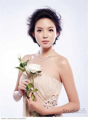 Với lợi thế hình thể và nhan sắc, cô là một người mẫu đắt show.