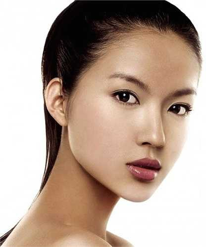 Gương mặt sang trọng, quí phái với những đường nét thanh mảnh đến mức hoàn hảo của cô khiến công chúng không thể rời mắt.