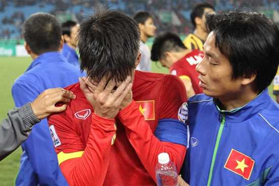 Công Vinh bật khóc sau trận thua tức tưởi