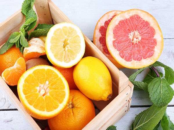 Những trái cây họ cam quýt rất giàu vitamin C, cung cấp các chất dinh dưỡng và flavonoid chống lại bệnh tật. Điều này sẽ thúc đẩy cholesterol tốt và loại bỏ những chất độc hại ra khỏi cơ thể.