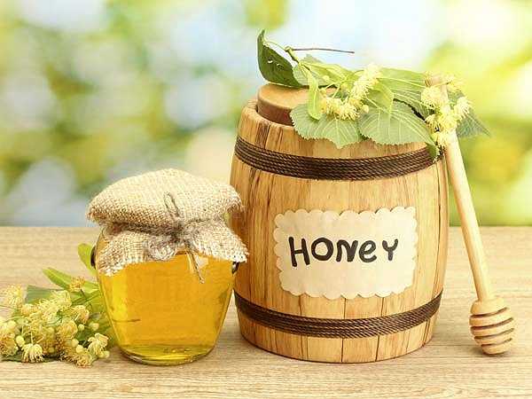 Mật ong là thực phẩm tuyệt vời cần được bổ sung trong chế độ ăn uống hàng ngày. Mật ong có thể được sử dụng thay thế cho đường và là một loại thuốc hiệu quả để chữa trị đau họng và cảm lạnh.