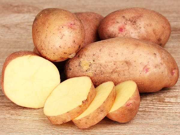 Khoai lang và khoai tây đều rất hữu ích để duy trì sức khỏe tốt trong mùa đông. Chúng chứa lượng lớn vitamin, protein và chất chống oxy hóa giúp cơ thể hoạt động khỏe mạnh và chống lại bệnh tật.