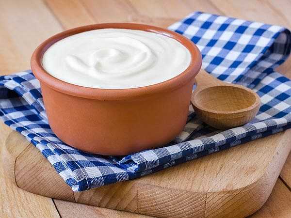 Sữa chua chứa probiotics - những vi khuẩn có lợi cho cơ thể. Bạn nên tận dụng đầy đủ các thực phẩm này để có một mùa đông ấm áp.