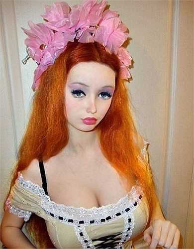 Vì quá yêu thích búp bê Barbie, cô nàng 9x có tên là Lolita Richi, người Nga đã quyết định phẫu thuật toàn bộ cơ thể để có được thân hình đồng hồ cát, gương mặt xinh xắn và trở thành Barbie phiên bản đời thực. 