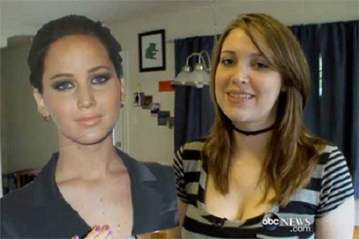 Để có gương mặt xinh đẹp, cuốn hút như nữ diễn viên 9x Jennifer Lawrence (bên trái), Kitty (bên phải) đến từ Houston, Texas đã bỏ ra 25.000 USD để dao kéo lại gương mặt, chỉnh sửa gò má, vòng ba... Kitty cho biết, cô đã trải qua 6 ca chỉnh sửa nhan sắc để có được ngoại hình như Jennifer.