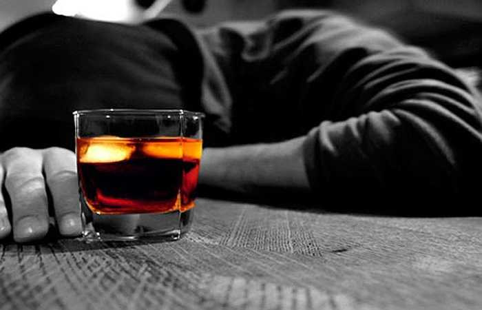 Thịt bò có tác dụng bồi bổ, rượu cũng là chất cay nóng, hai thứ ăn chung dễ dẫn đến các chứng như táo bón, viêm khóe miệng, mắt đỏ, ù tai.