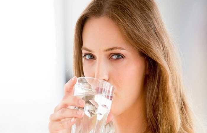 Uống quá nhiều nước hoặc các loại đồ uống trong bữa ăn có thể ảnh hưởng đến lượng mật và axit trong dạ dày, làm chậm quá trình tiêu hóa. Nếu có thói quen uống nước trong khi ăn, bạn chỉ nên nhấp từng ít một thay vì uống từng ngụm lớn.