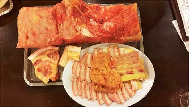 Con cá tra dầu đã chết trong lúc đánh bắt nên khi đưa về nhà hàng, nó được xẻ thịt và bán hết cho thực khách sau 2 tuần.