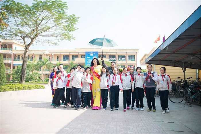 Hoa hậu Việt Nam 2014 Nguyễn Cao Kỳ Duyên đã cùng bố mẹ trở về thăm ngôi trường THPT Lê Hồng Phong và ngôi trường cấp hai ở Nam Định nơi cô từng theo học. 