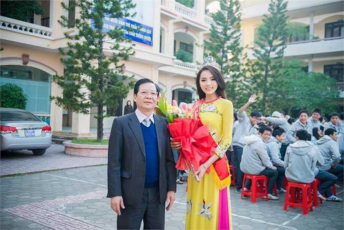 Có mặt tại trường THPT chuyên Lê Hồng Phong với tư cách là cựu học sinh khối chuyên Pháp, Kỳ Duyên được hàng trăm thầy cô và các em học sinh chào đón nồng nhiệt. 