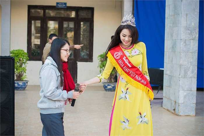 Mới rời ghế nhà trường cấp ba được khoảng năm tháng nên Kỳ Duyên vẫn còn nguyên cảm xúc của thời cắp sách và nhanh chóng hoà đồng vào không khí sôi động, trẻ trung của các bạn học sinh.